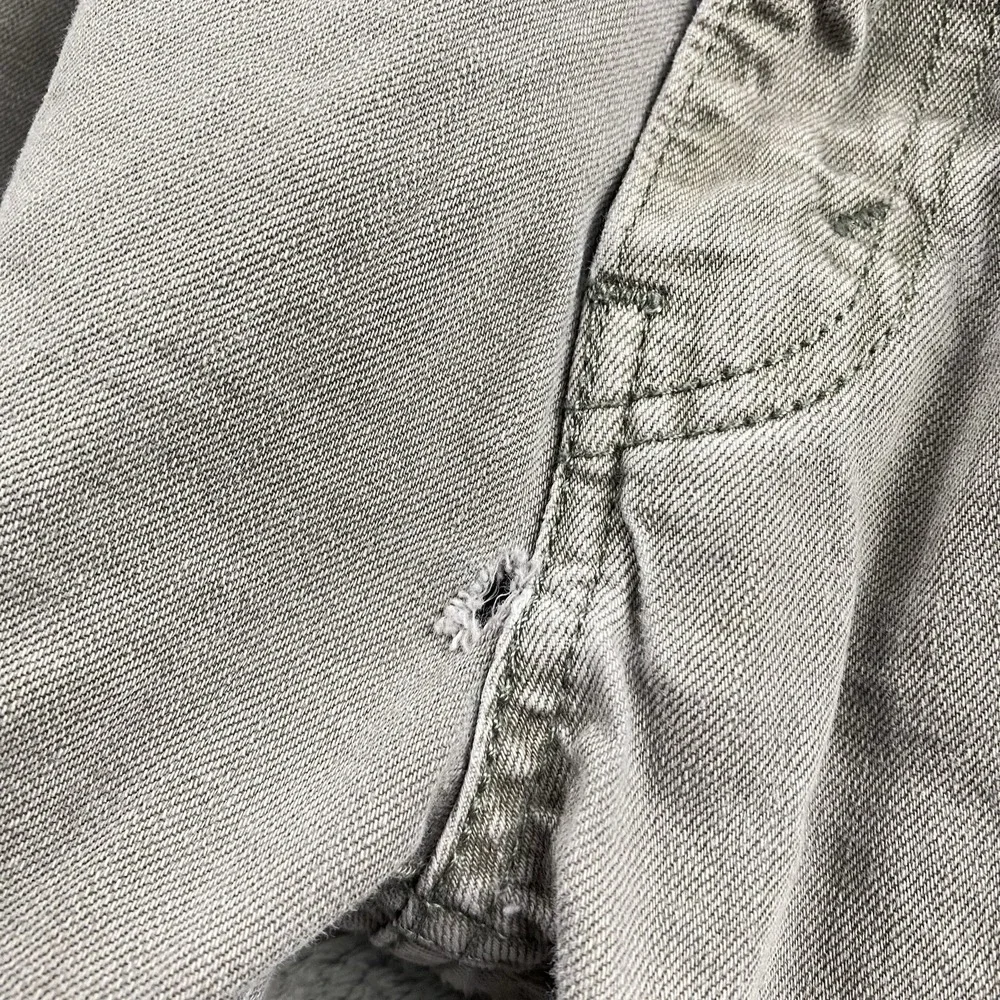 Levis hole below